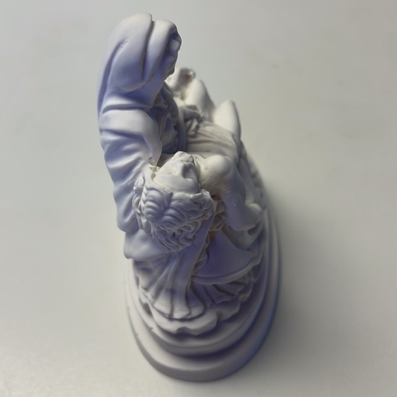 Pieta of Michelangelo in White Composite Statue 3.5” Tall. - Picture 4 of 6